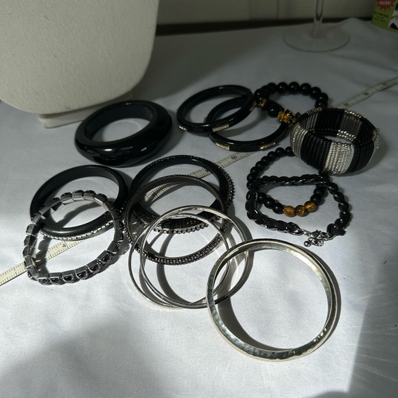 Large group of 15 black vibe bracelets - Picture 1 of 5